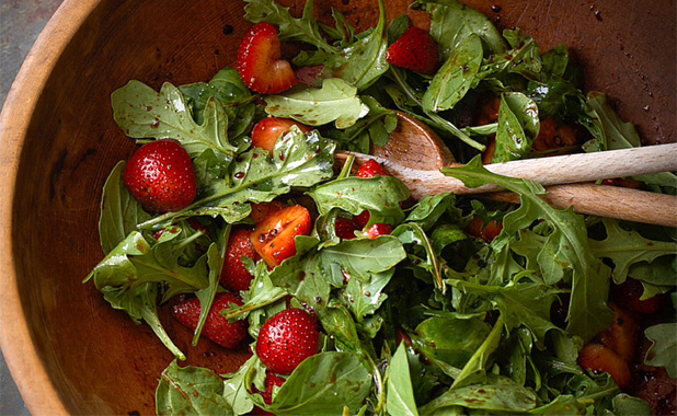 Baby rucola salad with strawberries and vinaigrette